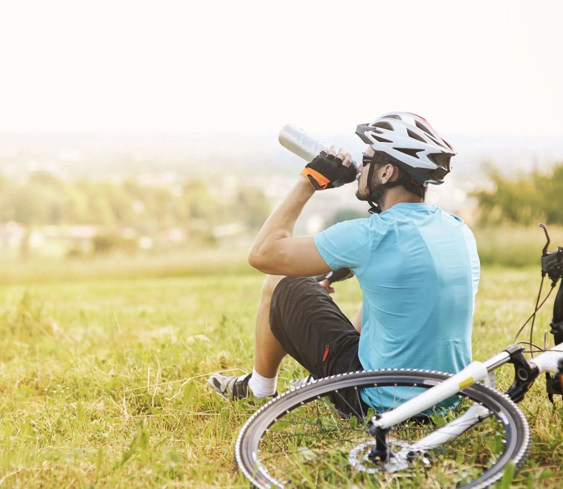 Cyklista odpočívá během výletu